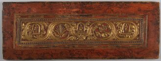 Tibetischer Buchdeckel (Unterdeckel) mit geschnitzten Darstellungen von Maitreya